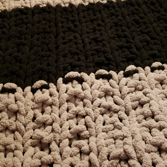 Chunky Knit Blanket - Picture 3 of 8